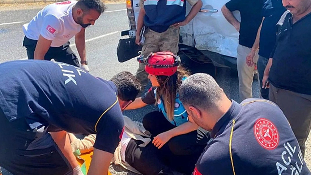 Şanlıurfa'da otomobil yolcu minibüsüne çarptı: 12 yaralı