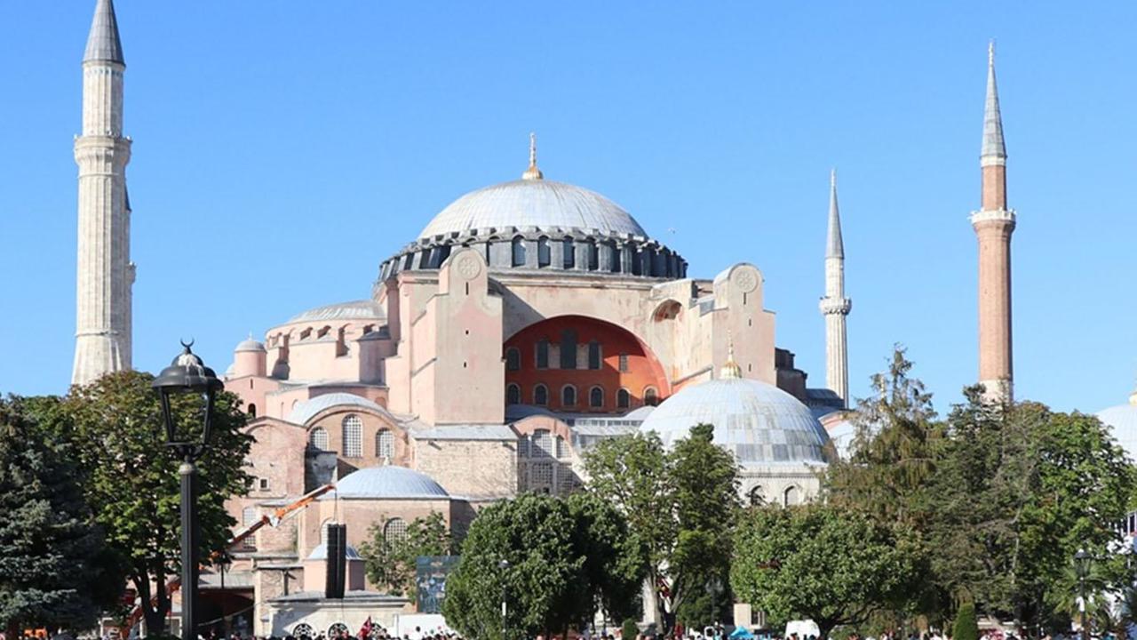 Ayasofya Camii'nde İncil okuyan Rus turistler gözaltına alındı