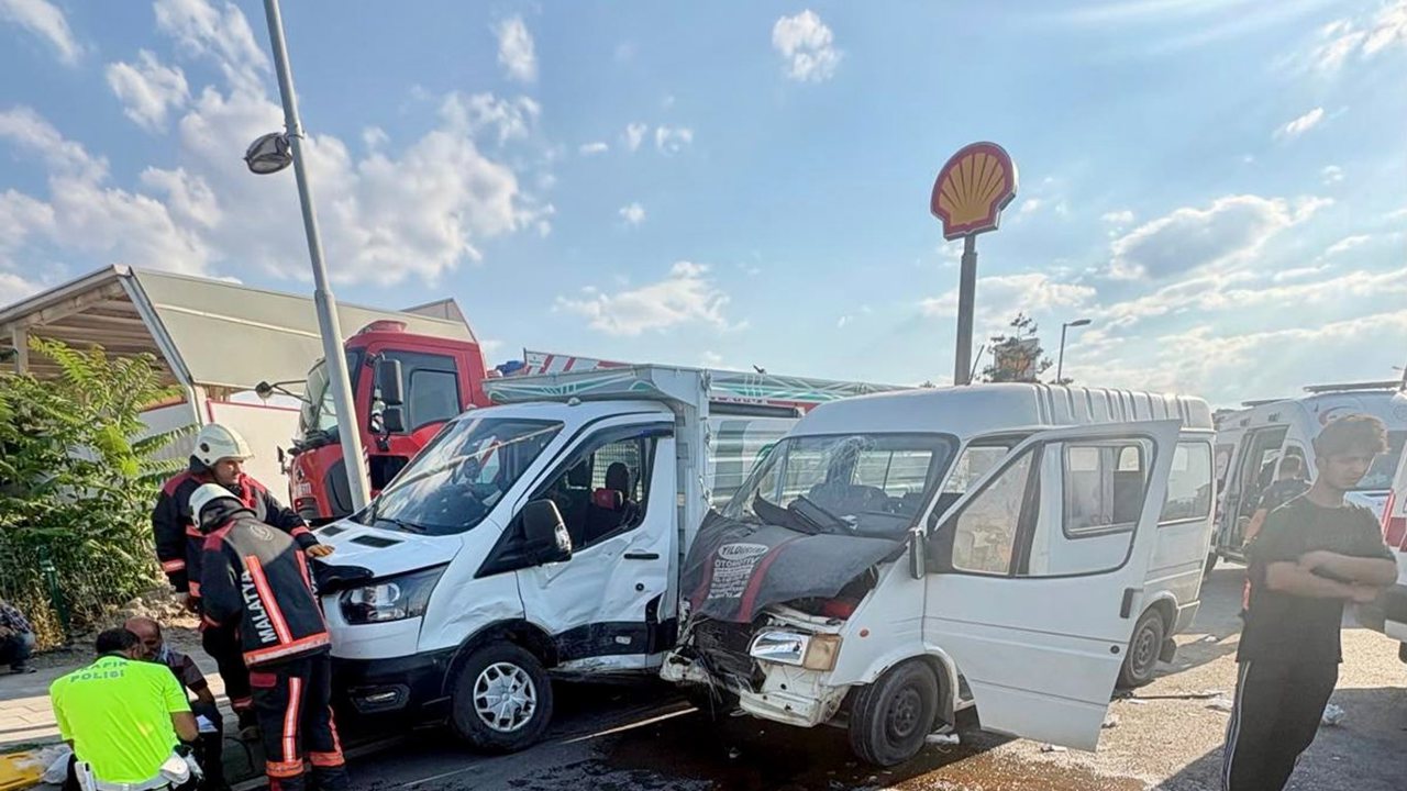 Malatya'da minibüs ile kamyonet çarpıştı: 6 yaralı