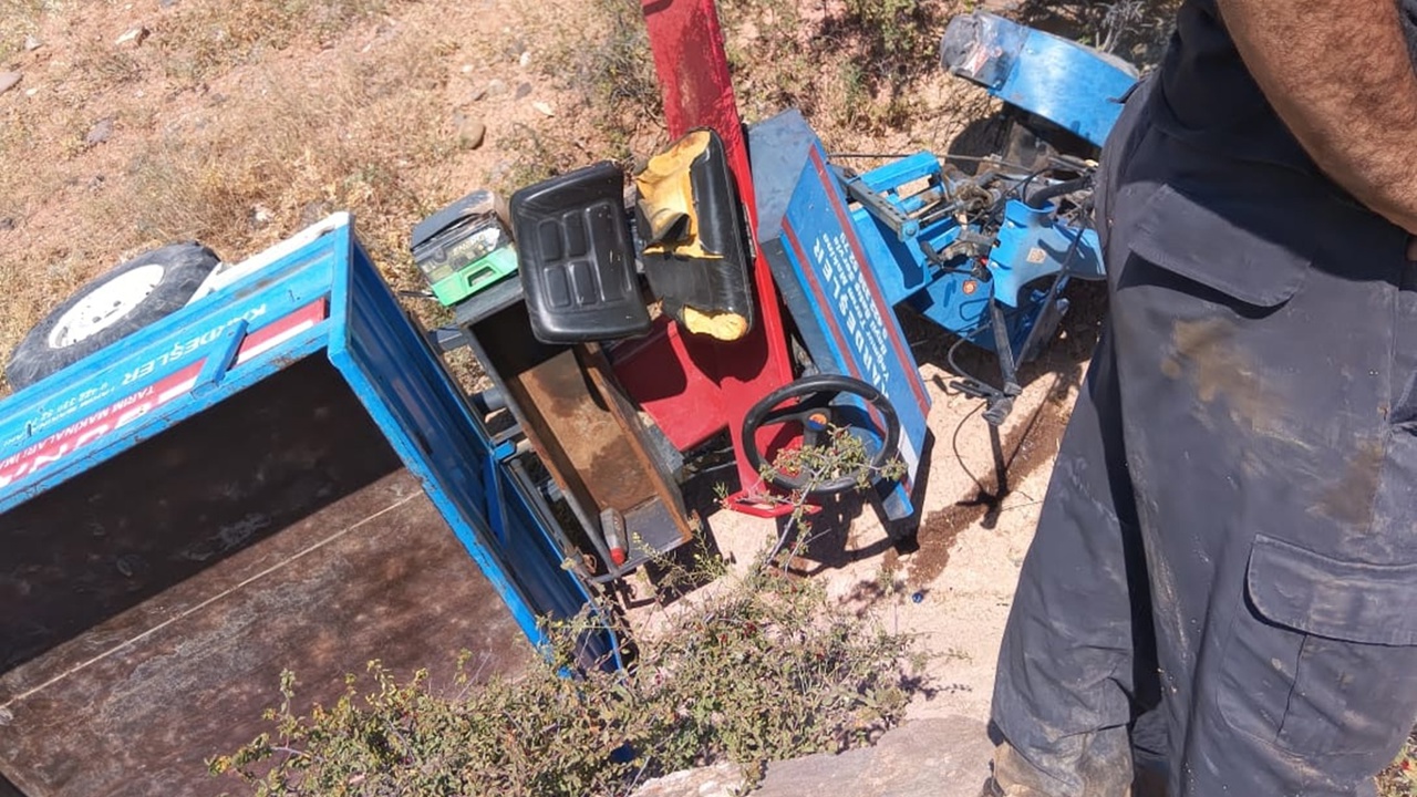 Malatya'da çapa motoru şarampole devrildi: 2'si çocuk 3 yaralı Yazıhan i