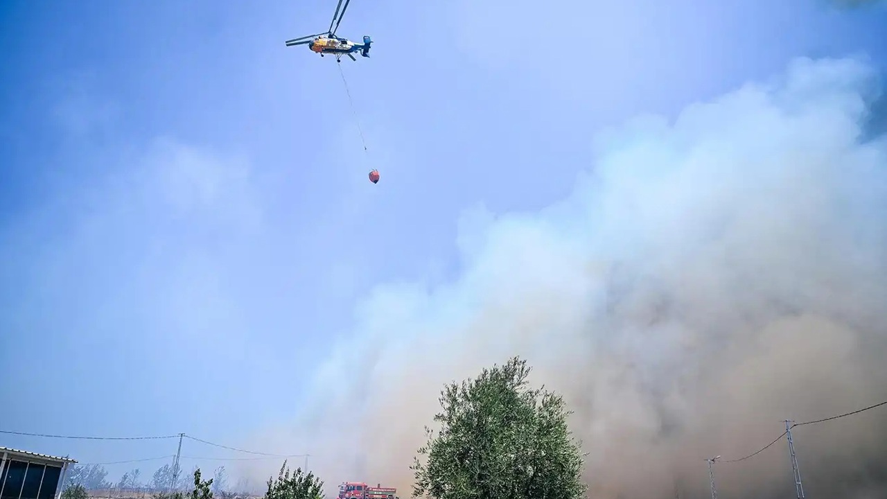 Manisa Akhisar'da yangın kontrol altına alınmaya çalışılıyor
