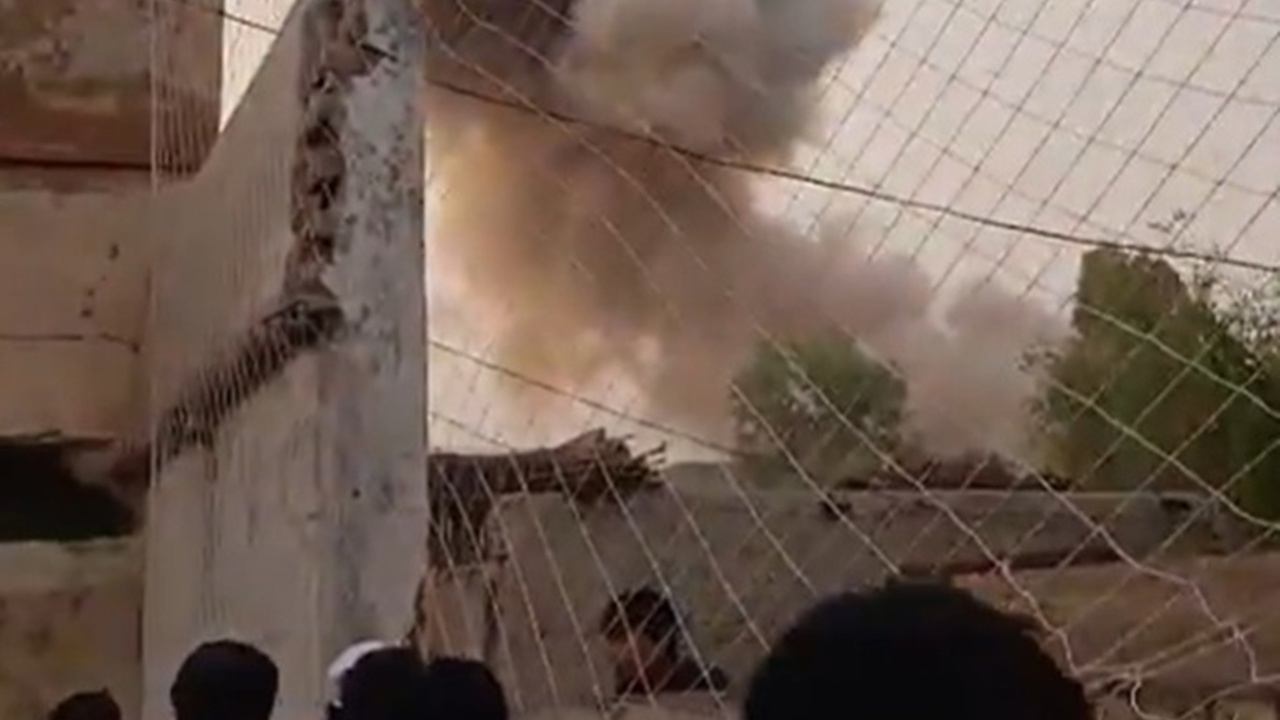 Pakistan'da bombalı araçla saldırı: 5 polis yaralandı