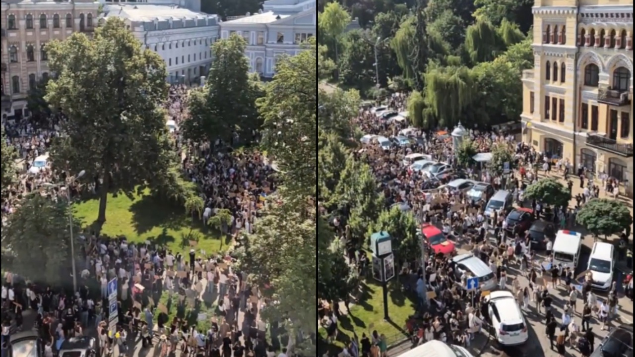Zelenskiy'e Kiev'de protesto: Savunma bakanının görevden alınması tepki çekti