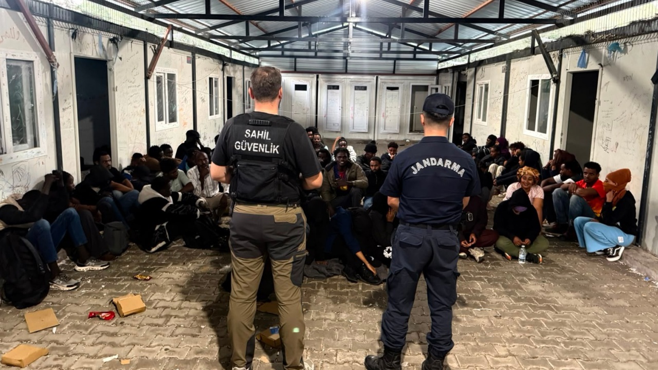 İzmir'de 62 düzensiz göçmen ile 2 göçmen kaçakçılığı şüphelisi yakalandı