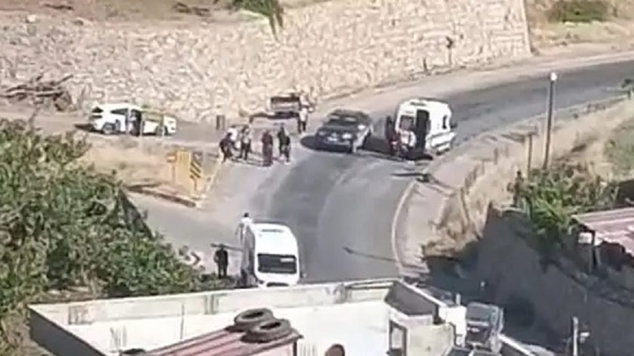 Sağlık personelini taşıyan servis ile patpat çarpıştı: Bir yaralı