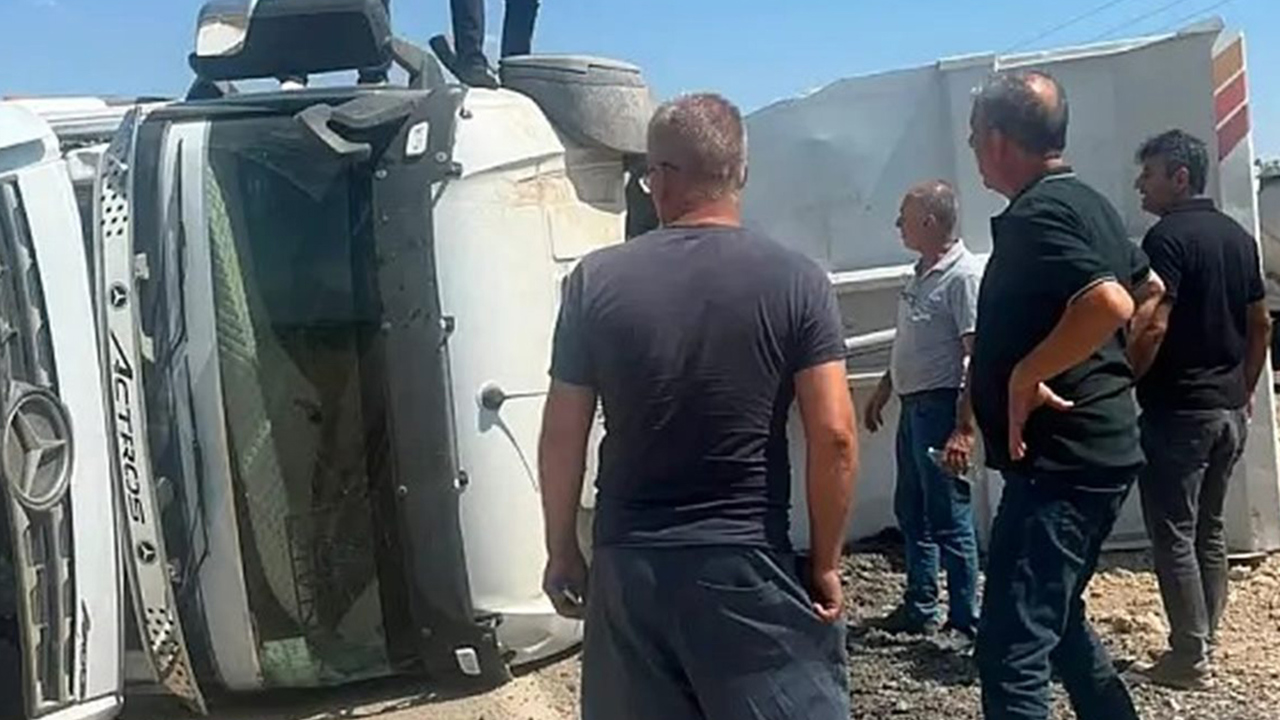 Siirt'te seyir halindeki hafriyat kamyonu devrildi