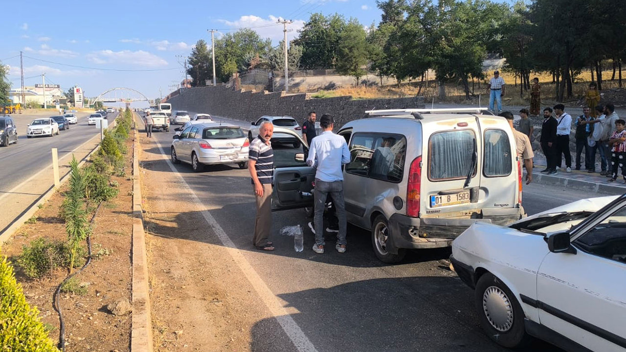 Diyarbakır-Mardin yolunda zincirleme kaza: 4 araç birbirine girdi