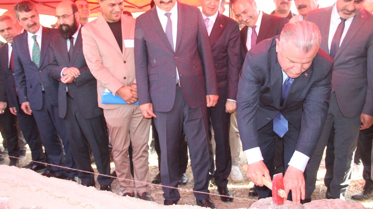 Bakan Bak, Şeyh Hevînda Ziyaretgâhı restorasyonu için düzenlenen çivi çakma törenine katıldı