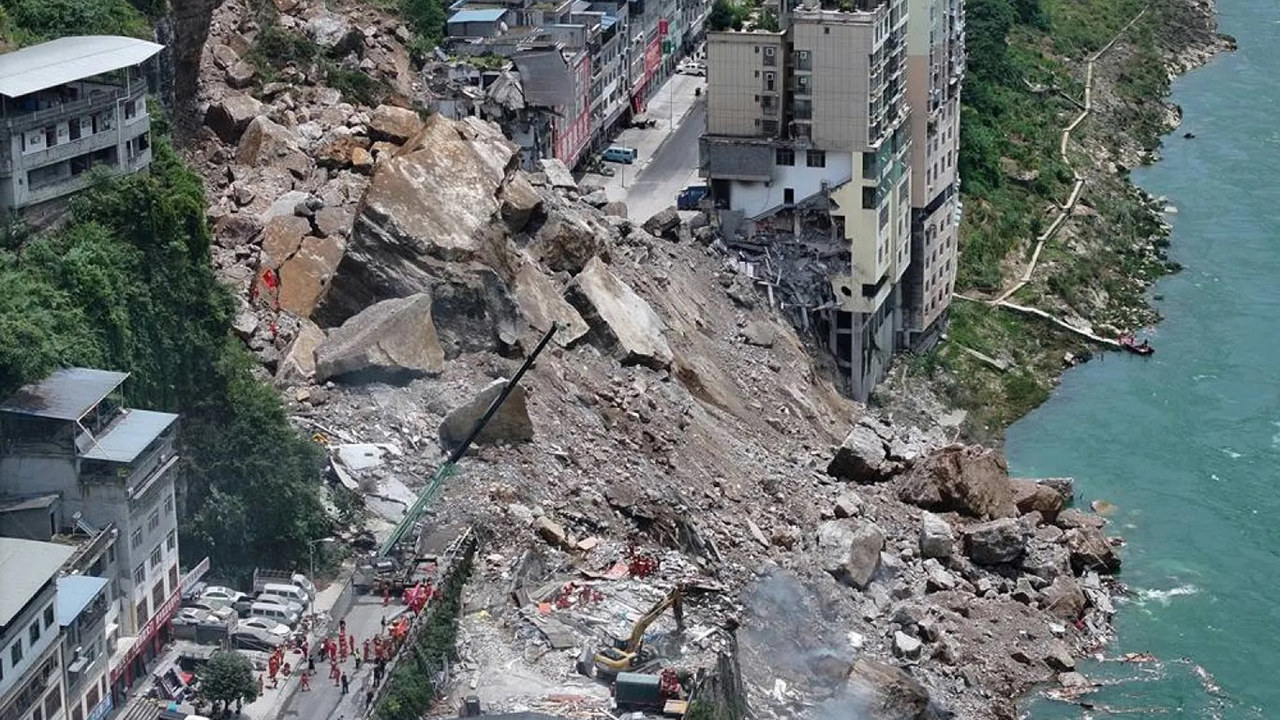 Çin'de heyelan: 8 kişi hayatını kaybetti, kayıp 34 kişi aranıyor
