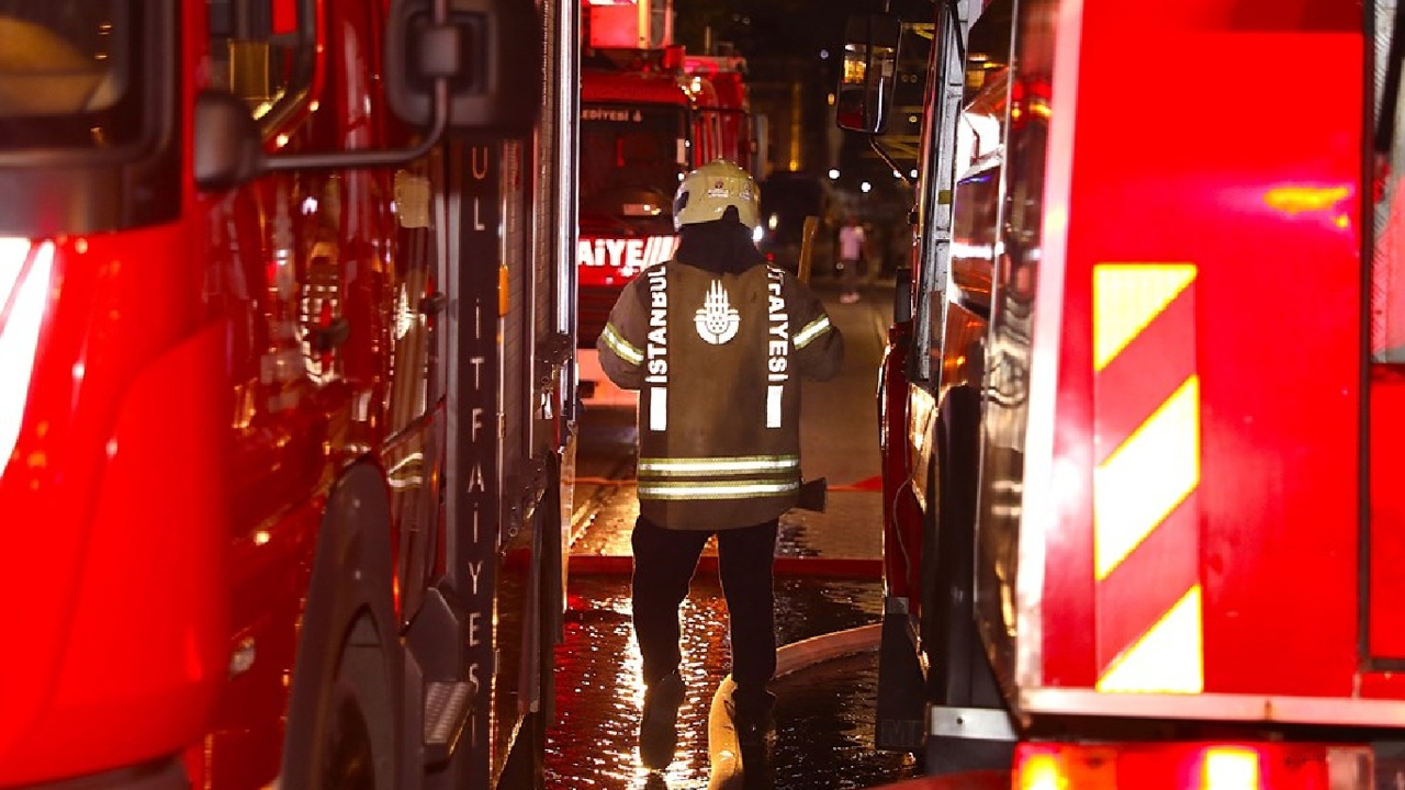 Cerrahpaşa Diş Hekimliği Fakültesi binasının çatısında yangın çıktı