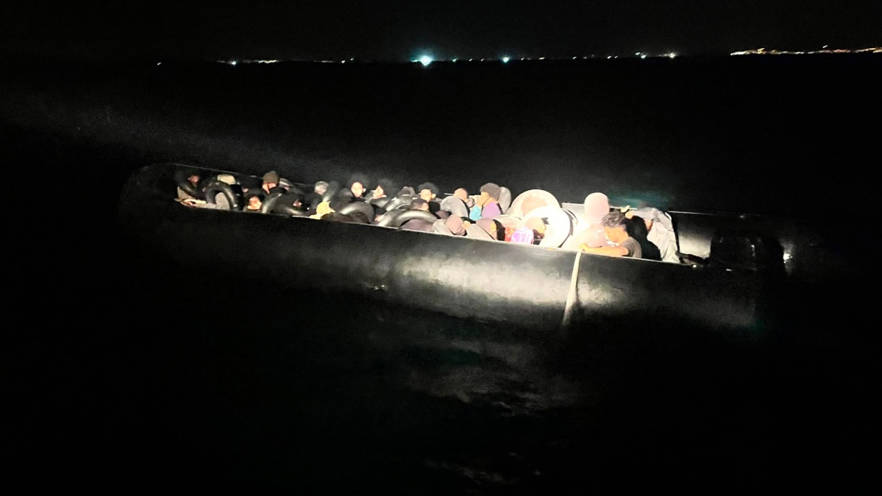 Aydın açıklarında 38 düzensiz göçmen ile 2 göçmen kaçakçısı şüphelisi yakalandı.