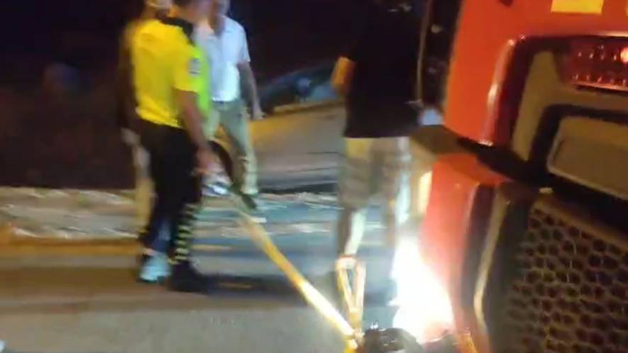 Kontrolden çıkan otomobil kanala düşmekten son anda kurtarıldı