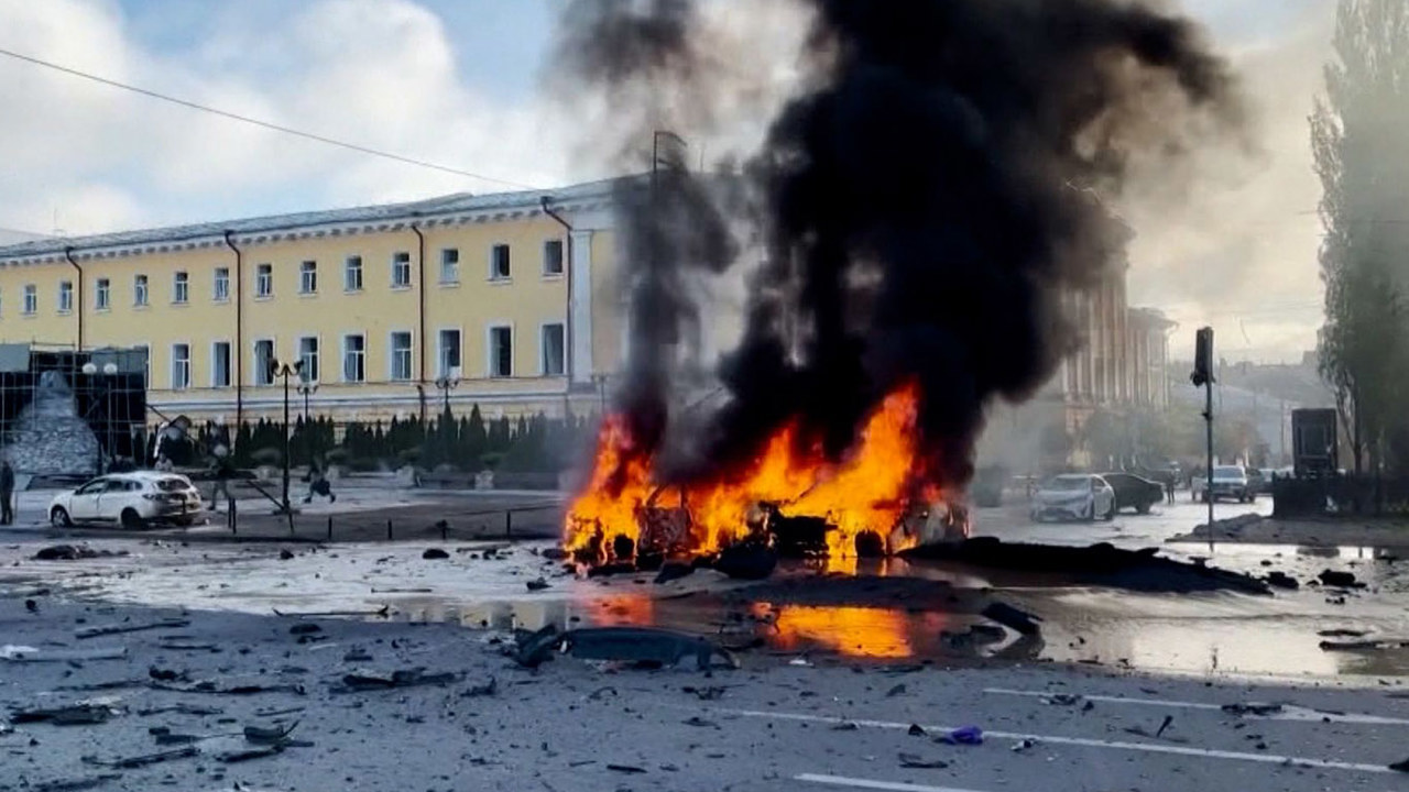 Rusya'nın Ukrayna saldırılarında 10 kişi öldü, Kiev "Kartal" hava üssünü vurdu
