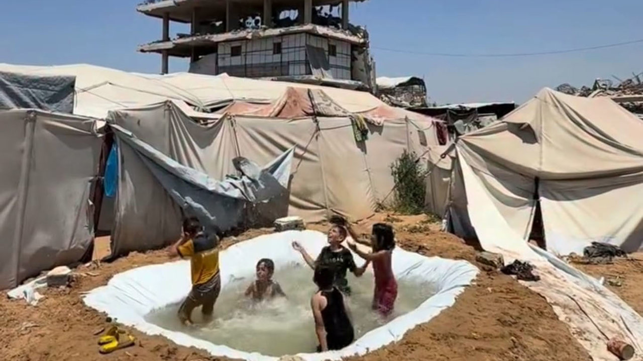 Gazze'de bir babanın sıcakla mücadelesi yürekleri ısıttı