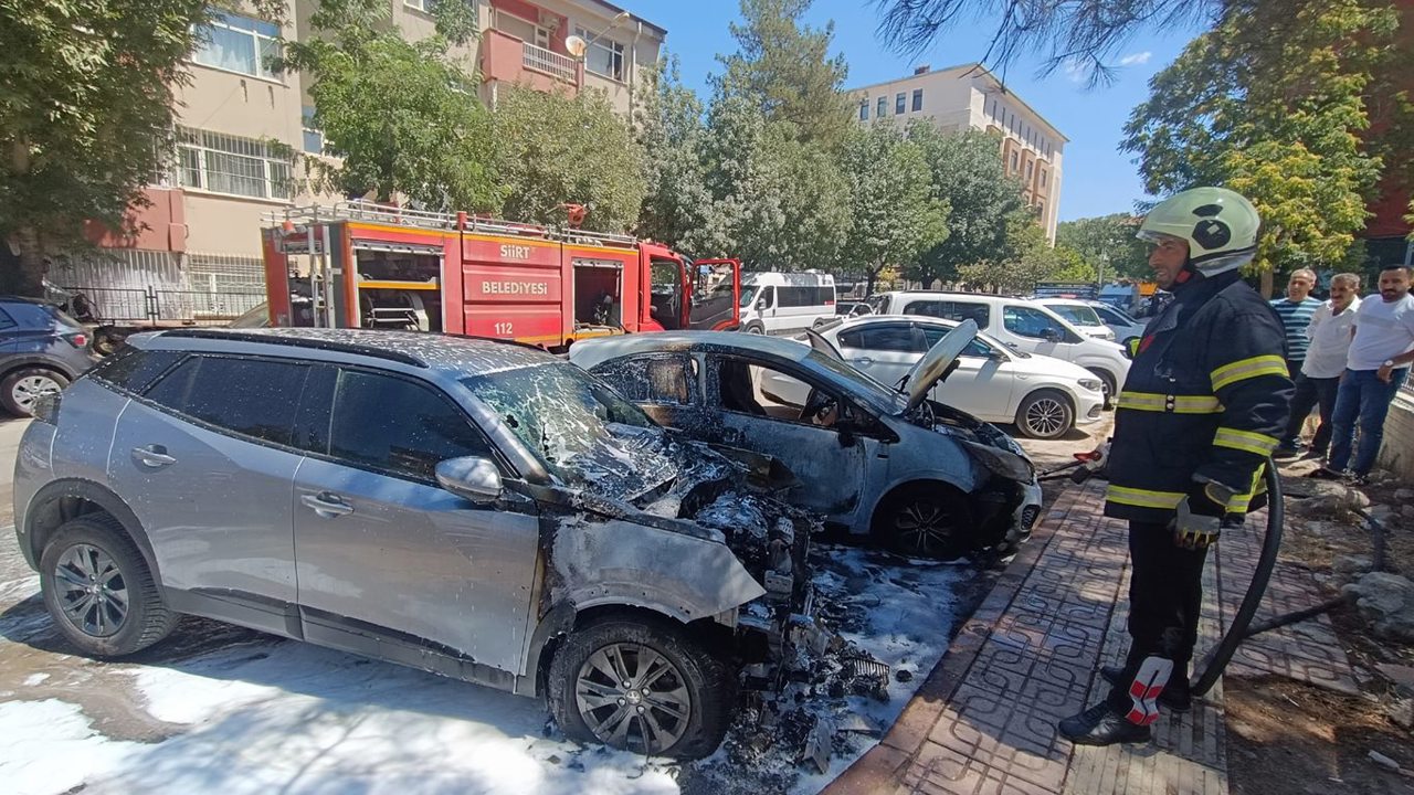 Siirt'te park halindeki otomobil yandı, alevler diğer araca sıçradı