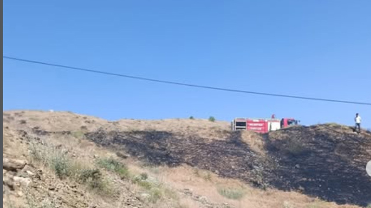 Bingöl'de çıkan anız yangını itfaiye ekiplerince söndürüldü