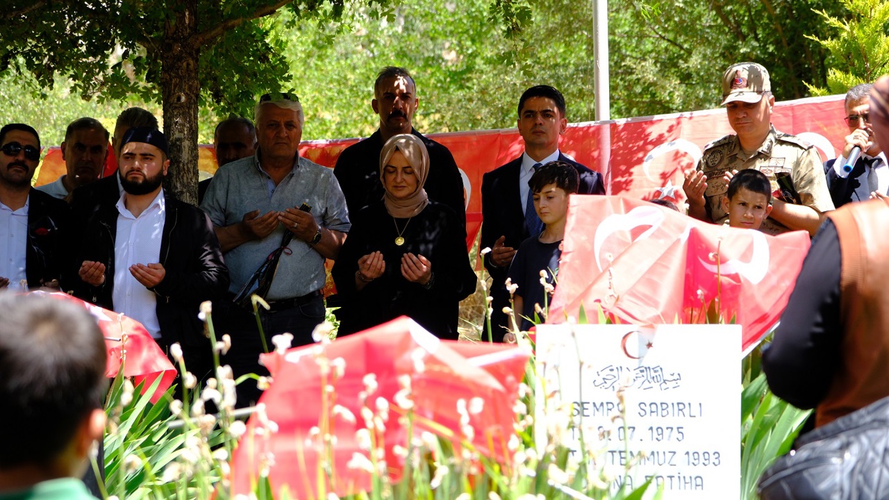 Sündüs Katliamı’nın 33’üncü yılında şehitler kabirleri başında anıldı