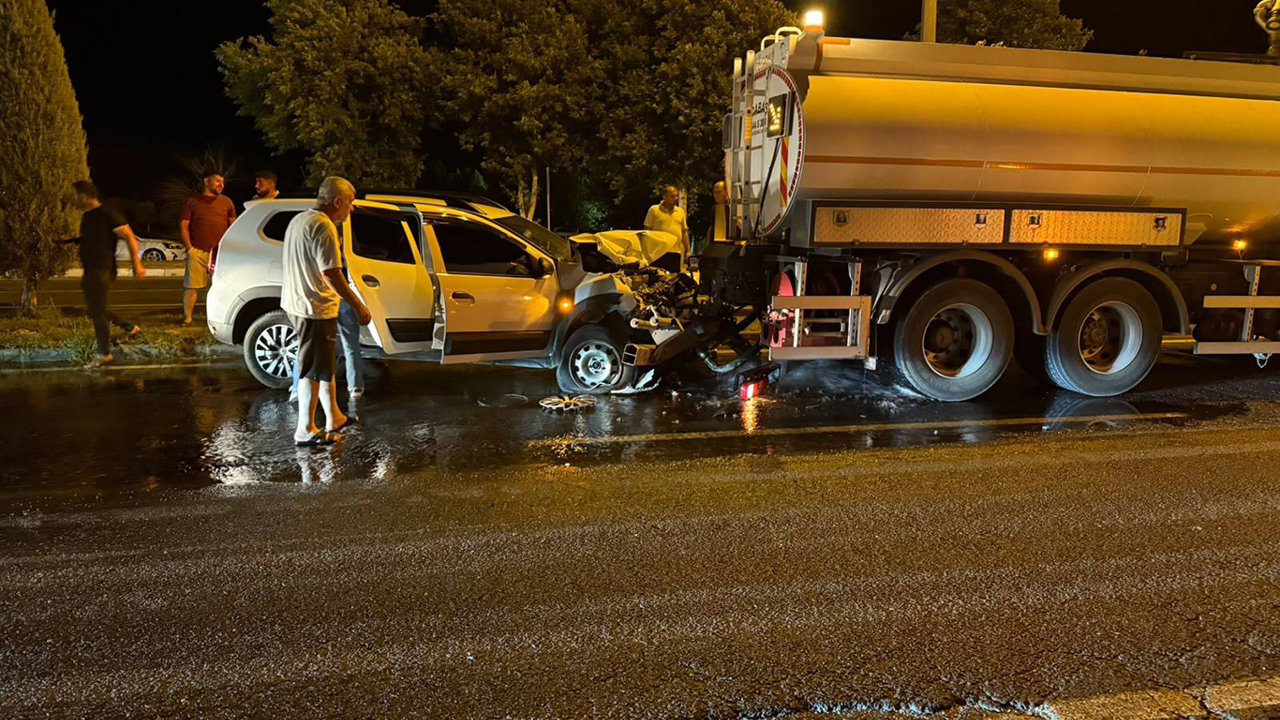 Diyarbakır'da hafif SUV araç sulama tankerine çarptı: 2'si ağır 7 yaralı