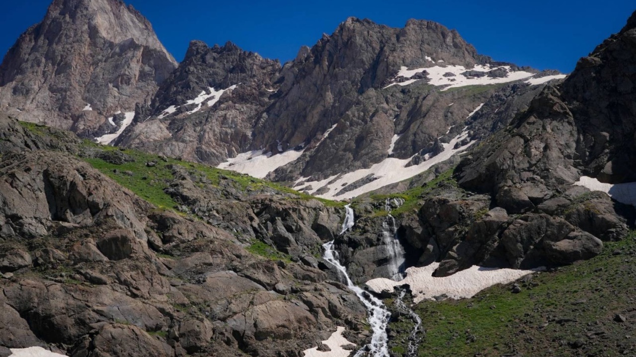 Hakkari'de kayıp dağcı için arama çalışmaları sürüyor