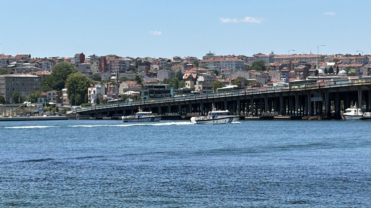 İstanbul Haliç'te tur teknesi köprü ayağına çarptı: Bir personel denizde kayboldu