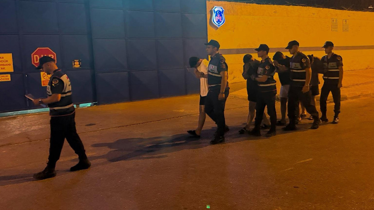 Mersin'de polise mukavemet ve kamu malına zarar suçlamasıyla 4 şüpheli tutuklandı