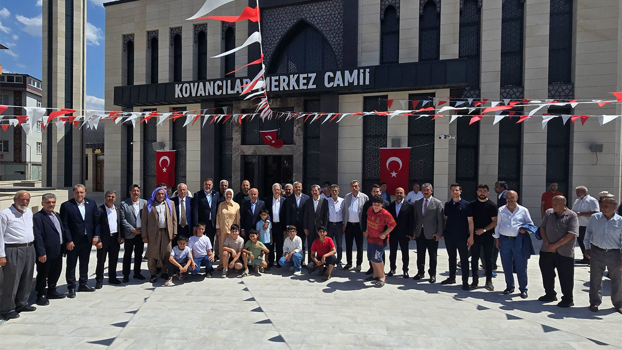 Kovancılar'ın yeni kalbi Merkez Camii dualarla hizmete açıldı
