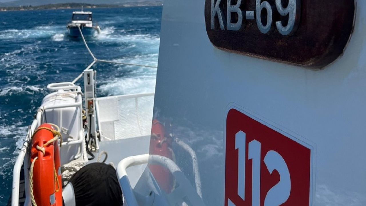 İzmir'de arızalanan teknedeki 7 kişi kurtarıldı
