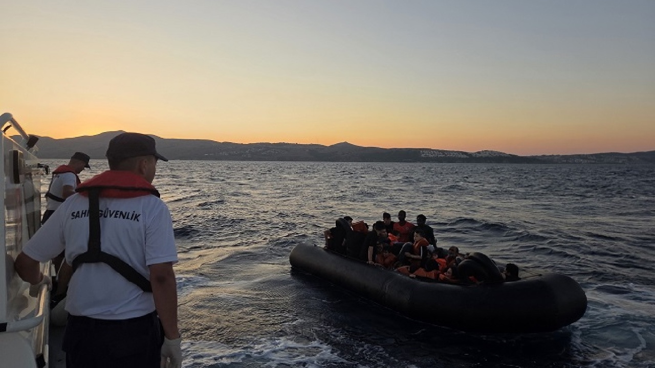 İzmir açıklarında 80 düzensiz göçmen yakalandı