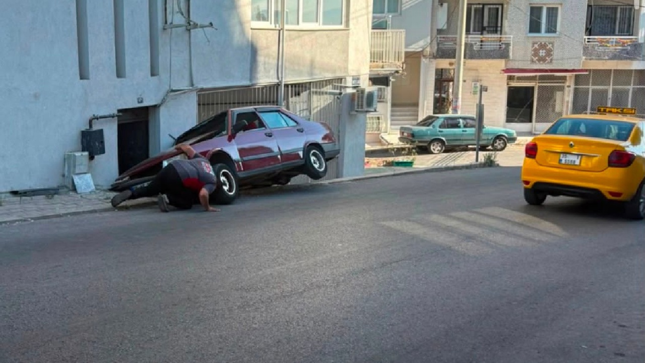 İzmir'de kontrolden çıkan otomobil bir evin balkonuna çarptı