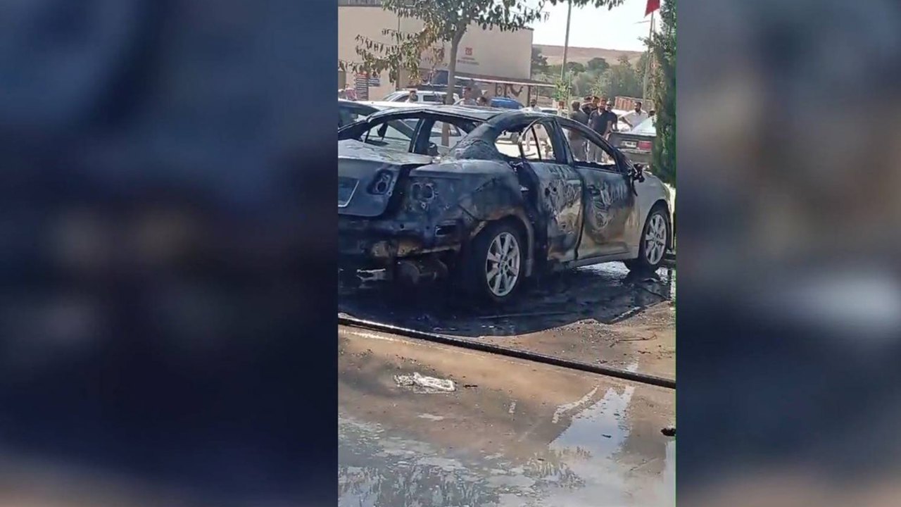 Ceylanpınar Devlet Hastanesi otoparkında park halindeki araç alev aldı