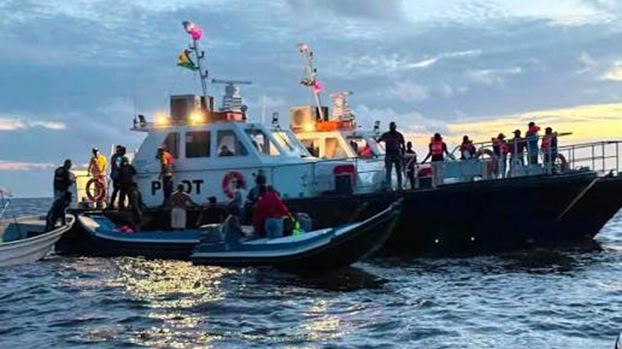 Guyana açıklarında 100'den fazla kişiyi taşıyan yolcu feribotu battı