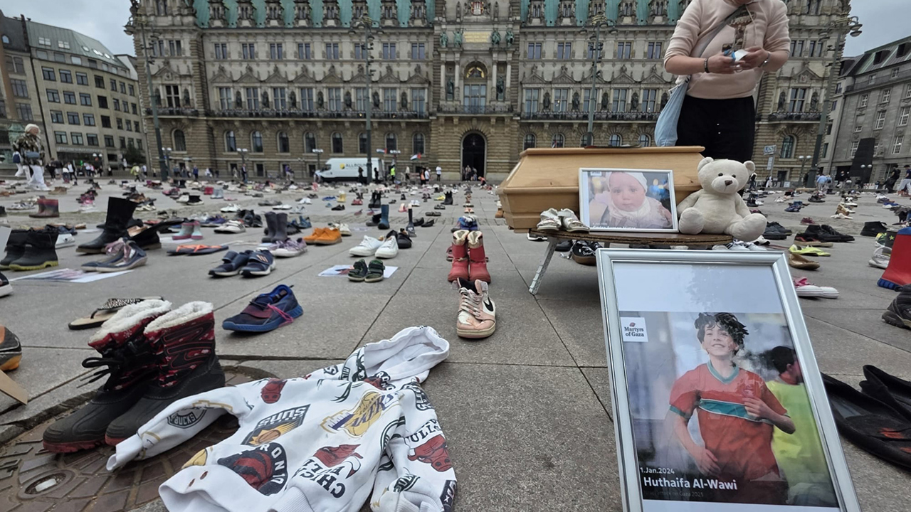 Hamburg'da Gazze için sessiz çığlık: Rathausmarkt'ta anma sergisi düzenlendi