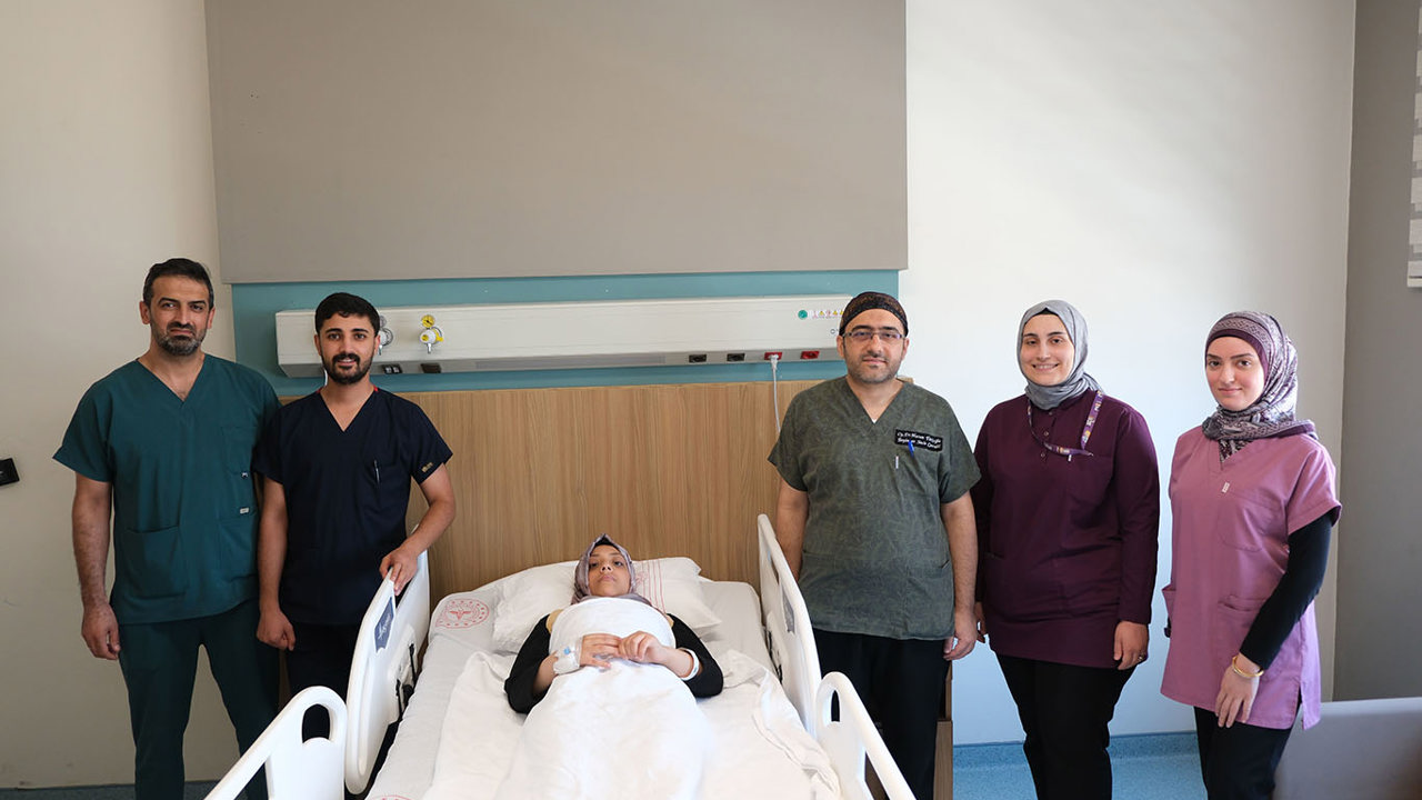 Gaziantep'te 13 yaşındaki hasta üç aşamalı omurga ameliyatıyla tedavi edildi