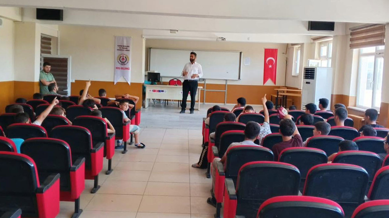 Yaz Kur'an kurslarında öğrencilere rehberlik seminerleri
