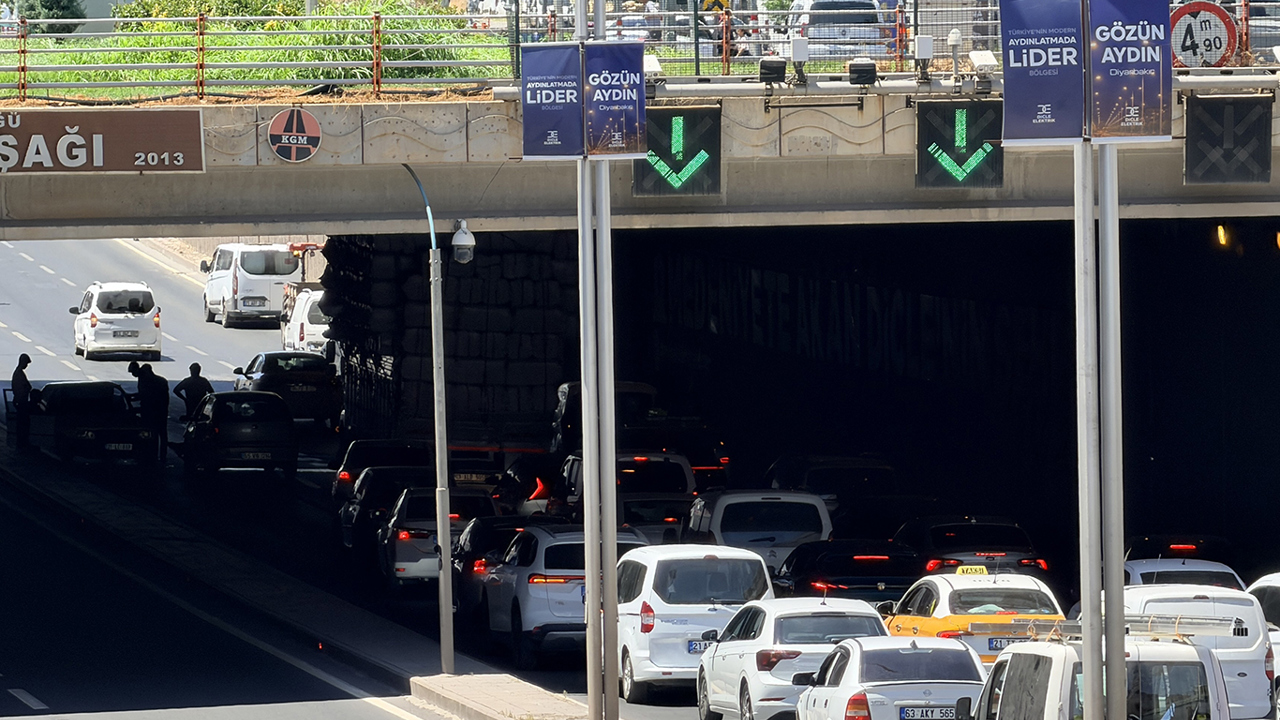Diyarbakır'da zincirleme kaza: 2 yaralı