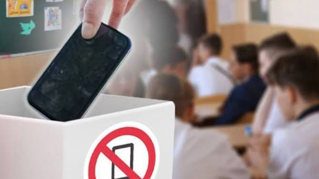 Çekya'da okullarda cep telefonu yasağı 