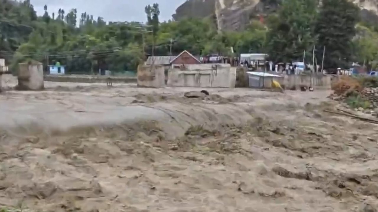 Keşmir'de aşırı yağışlar: 23 ölü