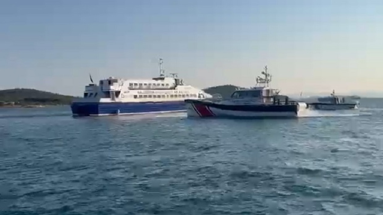 Balıkesir'de karaya oturan yolcu feribotundaki 17 kişi kurtarıldı