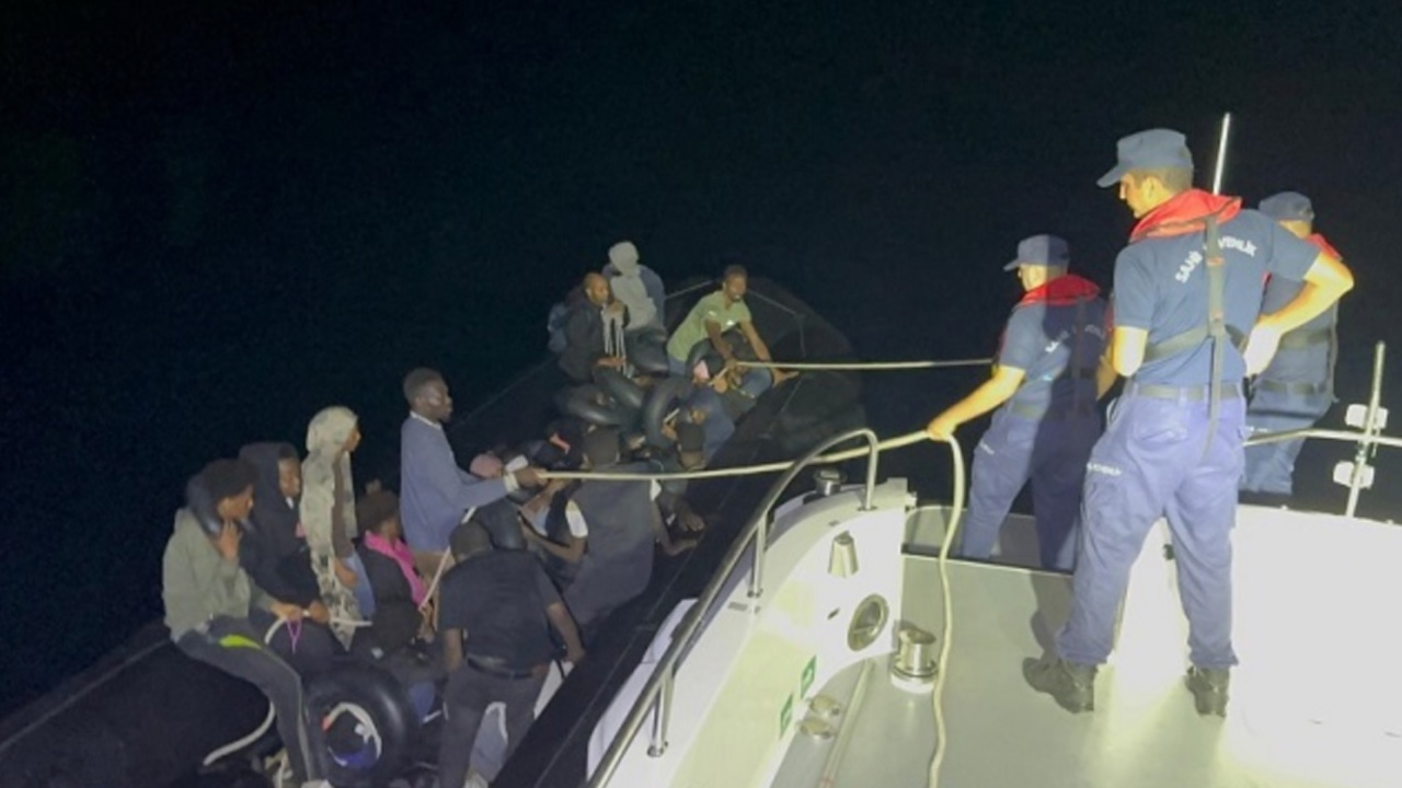 İzmir'de lastik bottaki 32 düzensiz göçmen yakalandı