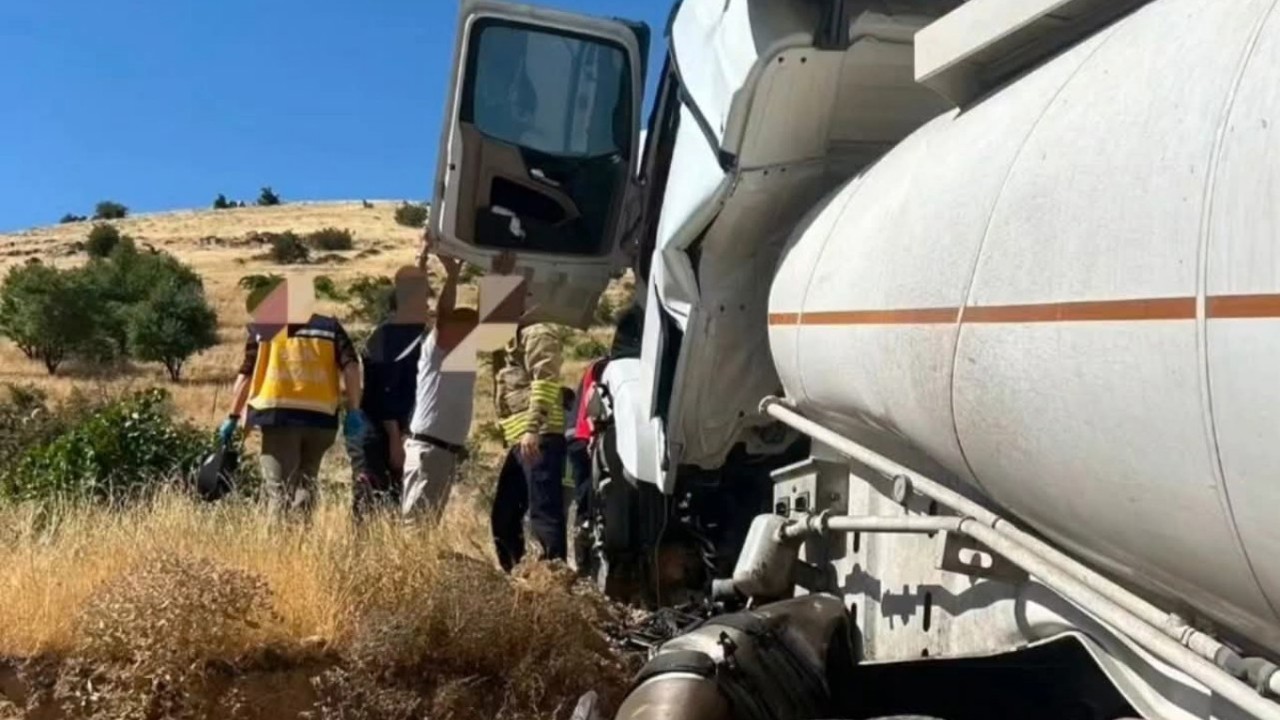 Mardin’de tanker tır yoldan çıkarak kaza yaptı