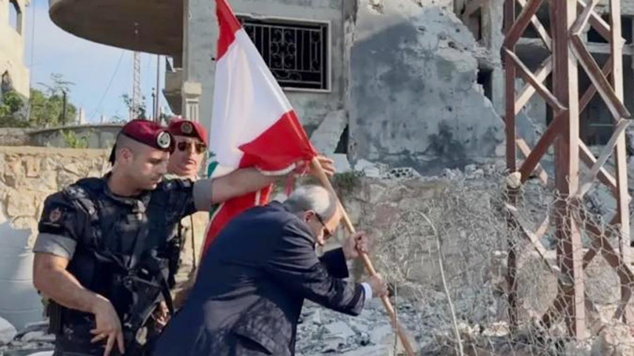 İşgal sürerken Selam'dan "bayrak" gösterisi