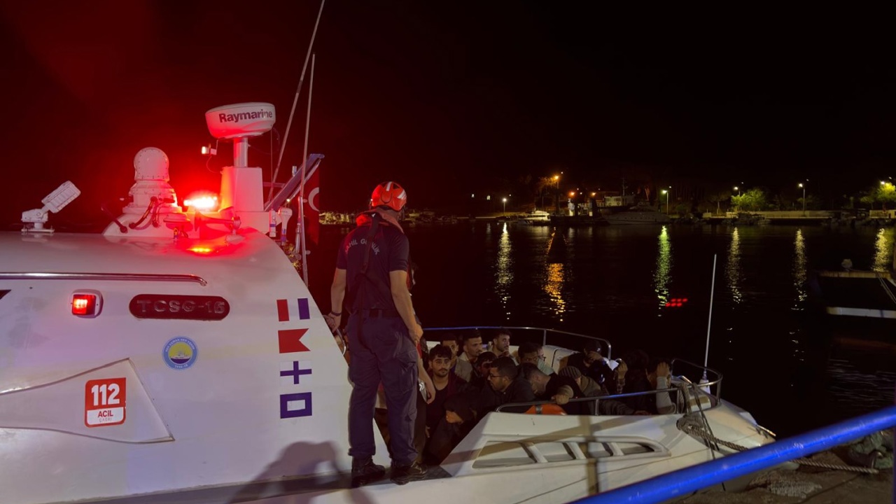 Çanakkale'de 36 düzensiz göçmen ile 2 göçmen kaçakçılığı şüphelisi yakalandı
