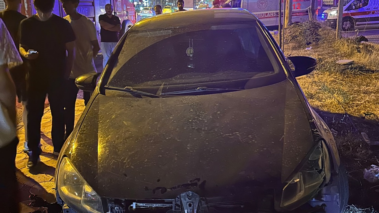 Batman'da kontrolden çıkan otomobil orta refüje çarptı: Bir yaralı