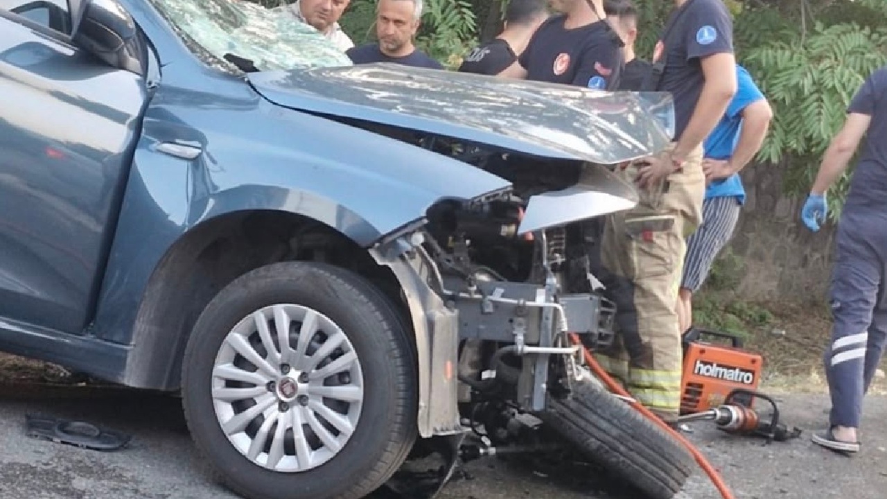 Kemalpaşa yolunda iki araç çarpıştı
