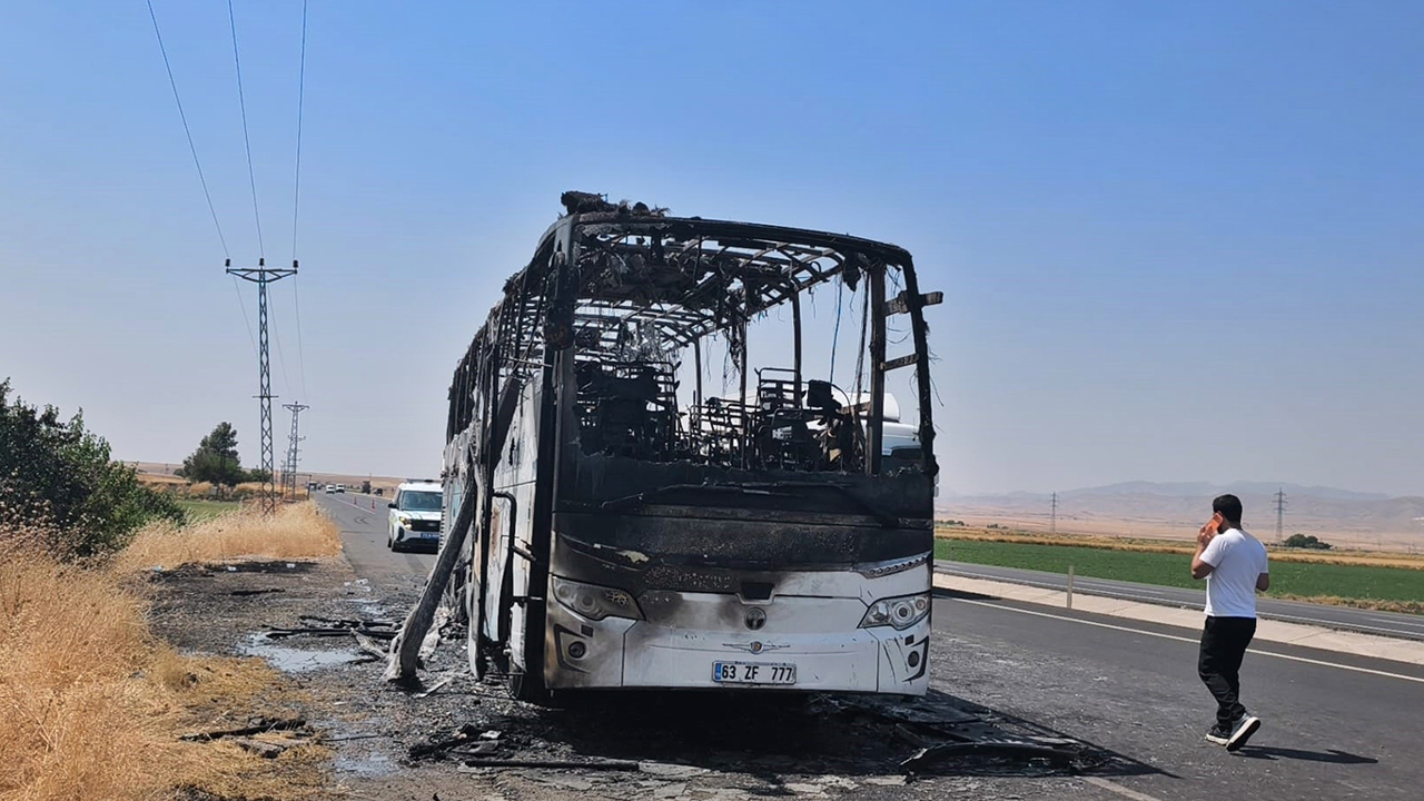 Şırnak'ta seyir halindeki otobüs yanarak kullanılamaz hale geldi