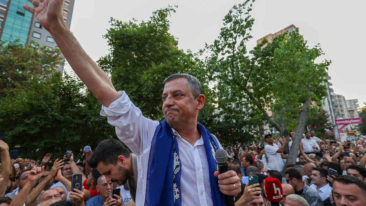 Özgür Özel ve 90 milletvekili CHP'den ayrıldı