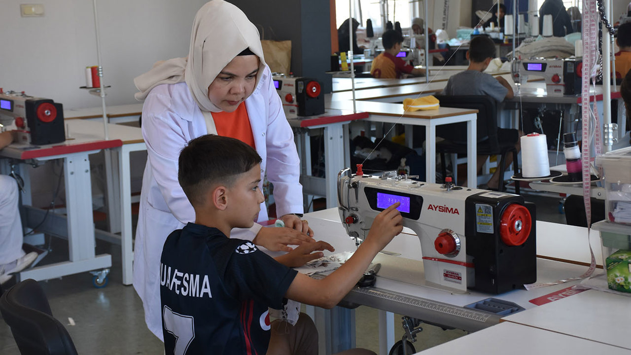 Gaziantep'te çocuklar yaz tatilini dikiş öğrenerek değerlendiriyor