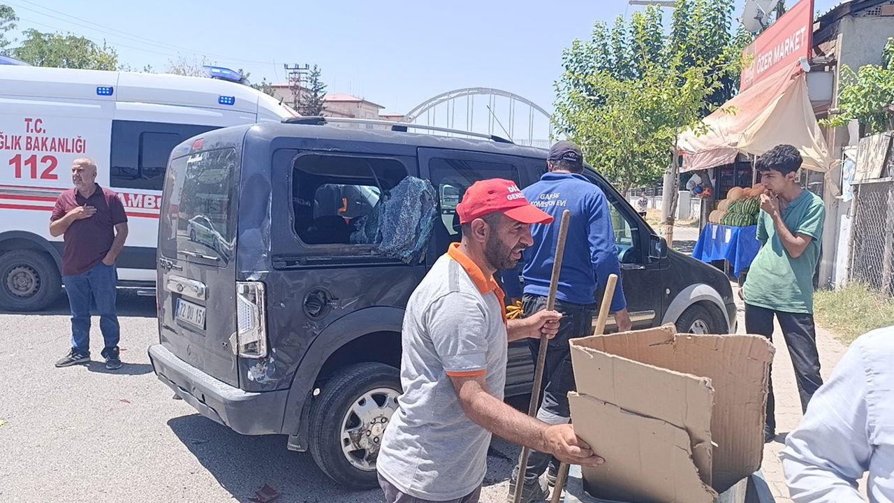 Siirt'te motosiklet ile hafif ticari araç çarpıştı: Bir ağır yaralı