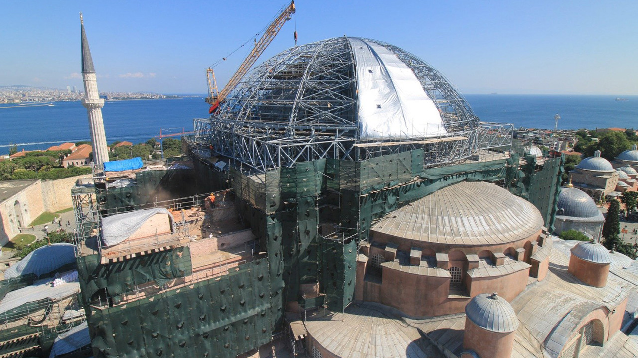 Ayasofya Camii'ndeki restorasyonda yeni aşama: Ana kubbe geçici çelik çatıyla korunuyor
