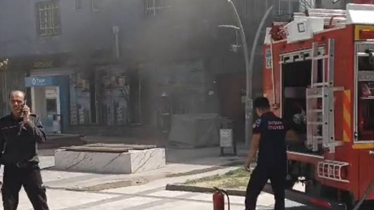 Batman'da çarşı merkezinde trafo patladı, esnaf kalıcı çözüm bekliyor